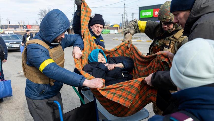 9 marzo 2022. Militari e civili durante l'evacuazione della città di Irpin. 